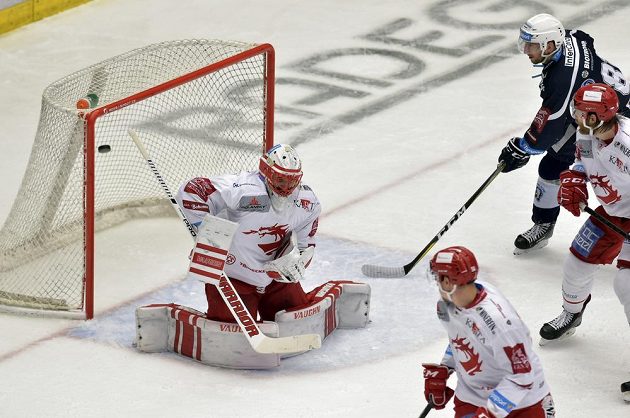 Hokejisté Plzně střílí v semifinále extraligy gól, třinecký brankář Šimon Hrubec neměl nárok.