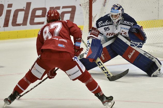 Michal Kovařčík z Třince a brankář Vítkovic Miroslav Svoboda během utkání hokejové extraligy.
