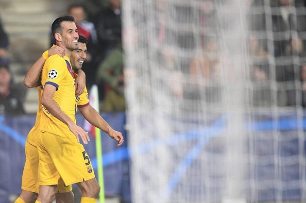 Fotbalisté Barcelony (zleva) Sergio Busquets a Luis Suárez se radují z druhého gólu proti Slavii ve třetím kole Ligy mistrů.