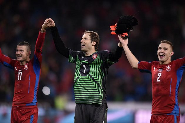 Petr Čech (uprostřed) při děkovačce fanouškům po vítězství české reprezentace v kvalifikačním duelu proti Islandu.