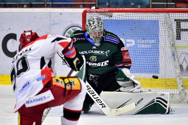 Radek Smoleňák z Hradce Králové dává gól brankáři Karlových Varů Filipu Novotnému.
