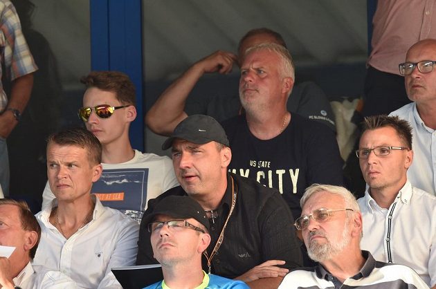 Liberecký trenér Jindřich Trpišovský (uprostřed v druhé řadě) mohl utkání s Larnakou sledovat jen z tribuny.