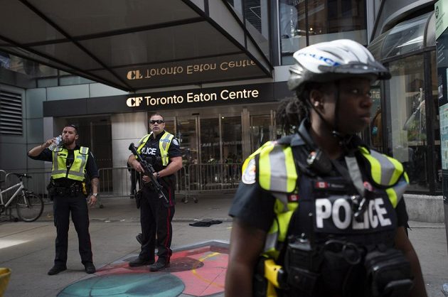 Střelba narušila mistrovské oslavy titulu NBA, který poprvé v historii získali basketbalisté Toronto Raptors. Situaci musela řešit policie.