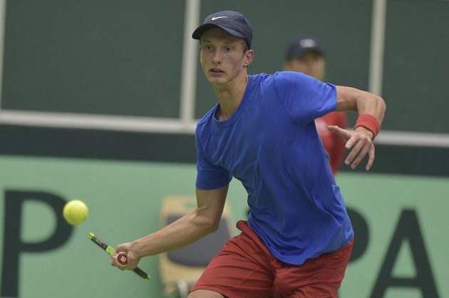 Český mladík Jiří Lehečka v zápase kvalifikace Davis Cupu proti Nizozemsku.