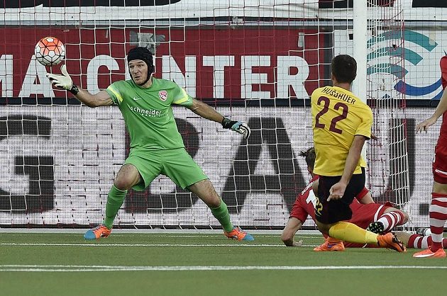 Sparťan Josef Hušbauer (vpravo) střílí gól brankáři Thunu Guillaumeovi Faivreovi.