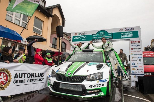 Jan Kopecký a navigátor Pavel Dresler (vlevo) oslavují triumf při Rallye Hustopeče.