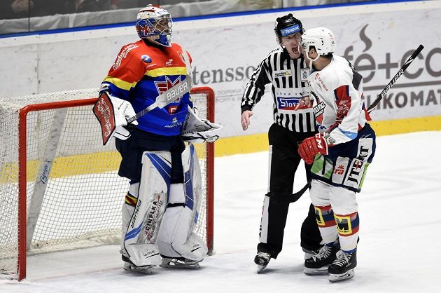 Brankář Petr Kváča z Českých Budějovic a pardubický útočník Brian Ihnačák v akci během baráže.