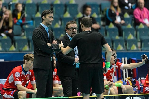 Trenéři Radim Cepek a Zdeněk Skružný diskutují s rozhodčím během semifinále mistrovství světa proti Finsku.