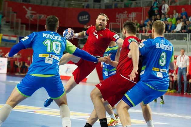 Pavel Horák napřahuje ke střele.