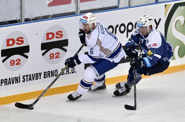 Obránce Komety Brno Jozef Kováčik (vlevo) je bráněn plzeňským Filipem Suchým v zápase pod širým nebem.