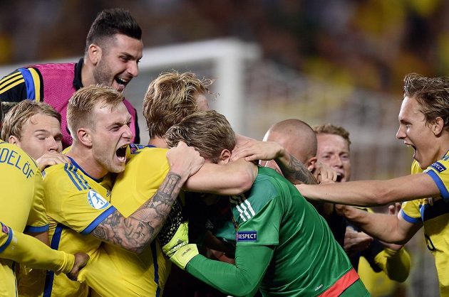 Obrovská radost švédských fotbalistů po finálovém vítězství nad Portugalskem.