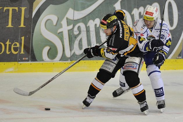 Litvínovský útočník František Gerhát (vlevo) a brněnský forvard Vojtěch Němec během třetího semifinálového utkání play off extraligy.
