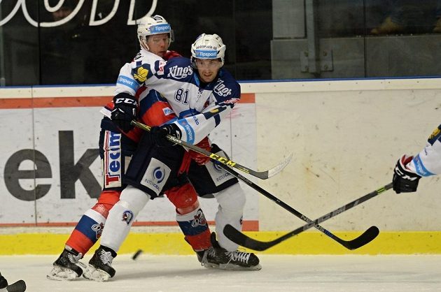 Michal Šeda (vlevo) z Pardubic a plzeňský útočník Jaroslav Kracík v zápase 41. kola hokejové Tipsport extraligy.