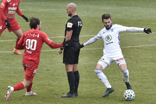 Zleva Ondřej Vaněk z Brna, rozhodčí Ondřej Ginzel a Milan Jirásek z Mladé Boleslavi.