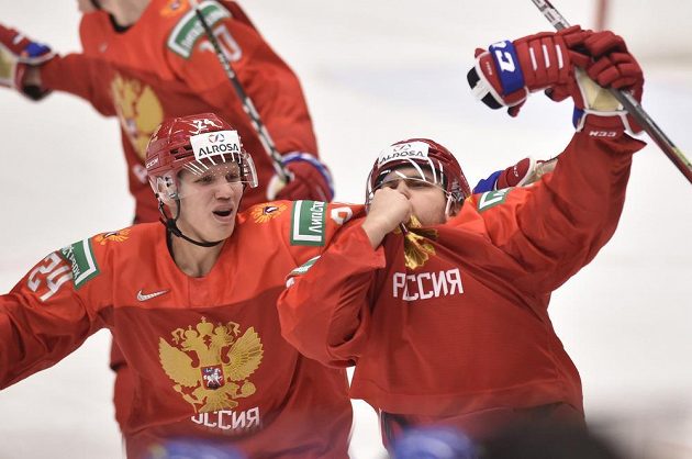 Ruští hokejisté (zleva) Nikita Alexandrov a Alexandr Chovanov se radují z branky.