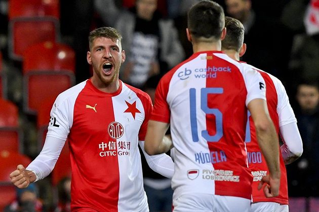 Ladislav Takács ze Slavie (vlevo) se raduje ze svého premiérového gólu v sešívaném dresu.