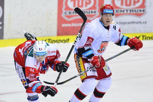 Pardubický útočník Jordann Perret (vlevo) a obránce Filip Pavlík z Hradce v posledním kole extraligy.