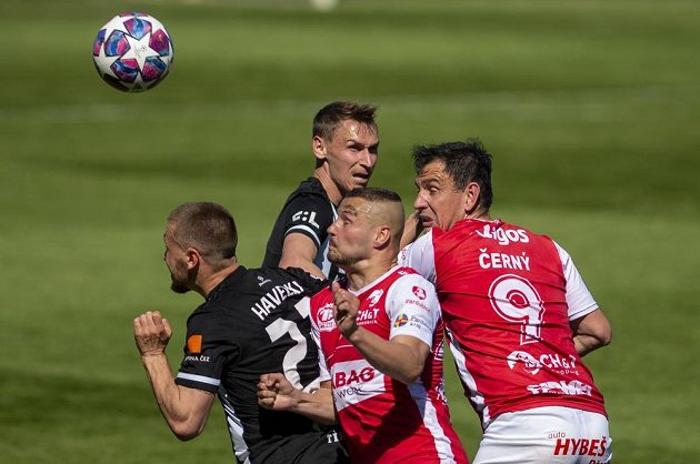 Zleva Filip Havelka z Českých Budějovic, Dominik Kostka z Pardubic, Pavel Novák z Českých Budějovic a Pavel Černý z Pardubic v utkání 31. kola české fotbalové ligy.