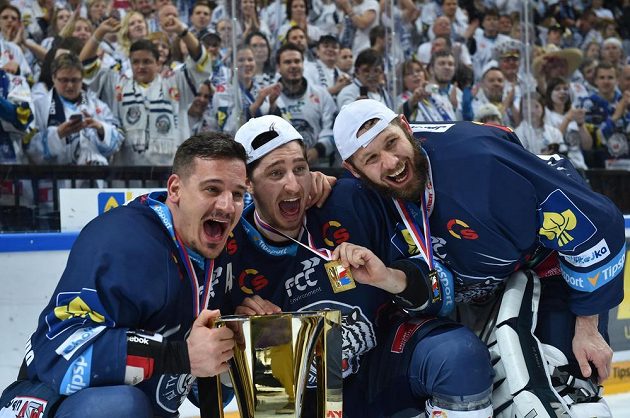 Hráči Liberce se radují z extraligového vítězství. Vlevo střelec vítězného gólu Martin Bakoš, vpravo brankář Ján Lašák, uprostřed Petr Vampola.