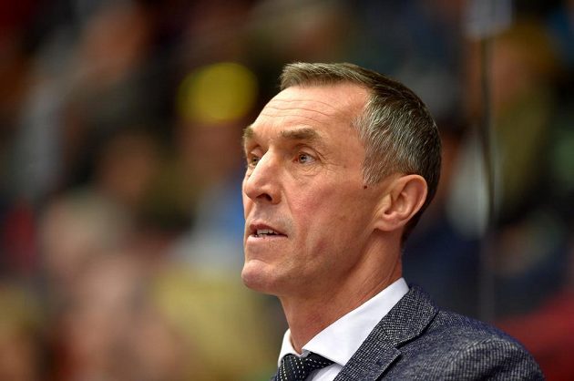Trenér Karlových Varů Jan Tlačil během utkání 1. kola baráže o hokejovou extraligu mezi týmy HC Karlovy Vary a HC Dukla Jihlava.