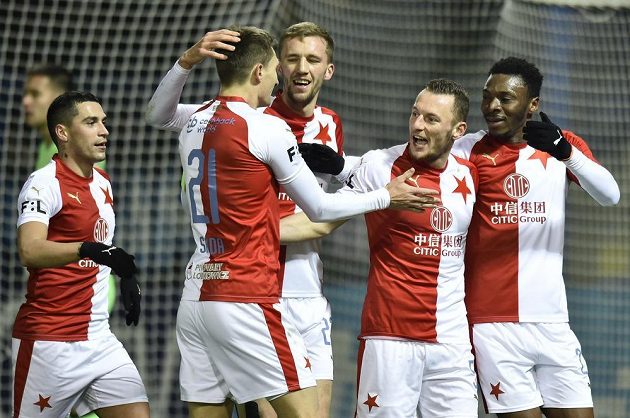 Hráči Slavie (zleva) Nicolae Stanciu, Milan Škoda, Tomáš Souček, Vladimír Coufal a střelec branky Ibrahim Traoré se radují z druhého gólu proti Liberci