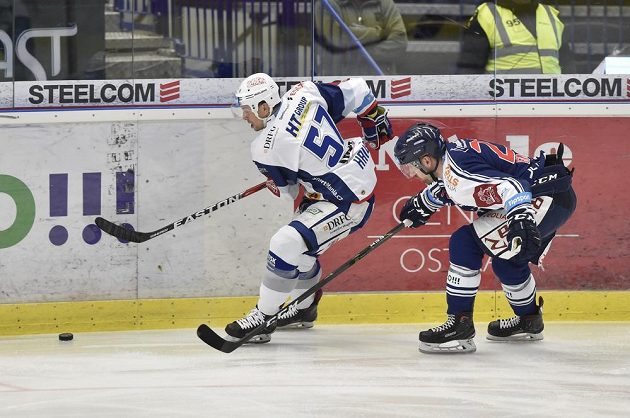 Brněnský Jan Hruška se snaží uniknout Ondřeji Romanovi z Vítkovic ve druhém utkání čtvrtfinálové série play off.