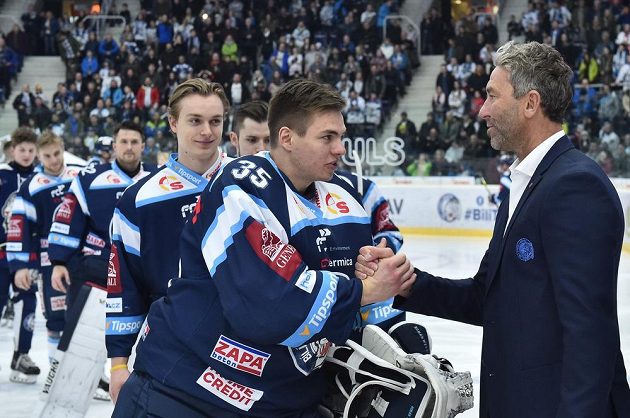 Před zápasem se Spartou byl v Liberci slavnostně vyvěšen ke stropu arény dres Petra Nedvěda (vpravo na snímku přijímá gratulace od libereckých hráčů před začátkem utkáním).