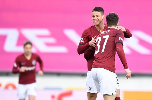 Fotballisté Sparty slaví. Gól v síti Teplic oslavují Adam Hložek s Ladislavem Krejčím mladším.