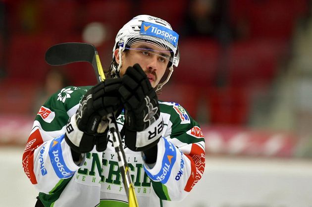 Karlovarský Marek Baránek odjíždí do šatny, poté co Vary skončily v baráži třetí a sestupují do první ligy.