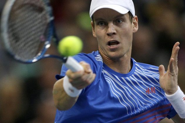 Český tenista Tomáš Berdych v utkání finále Davisova poháru proti Dušanu Lajovičovi.