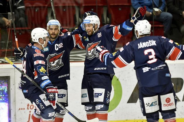 Hokejisté Chomutova (zleva) obránce Petr Šidlík, útočníci Michal Vondrka a Vladimír Růžička a zadák Adam Jánošík se radují z gólu proti Karlovým Varům.