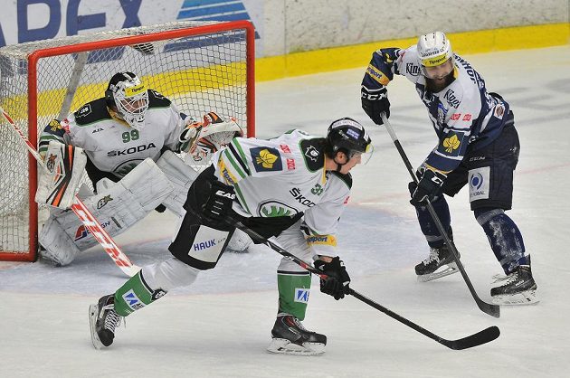 Zleva mladoboleslavský brankář Martin Růžička, obránce Středočechů Jan Holub a plzeňský útočník Nicholas Johnson.