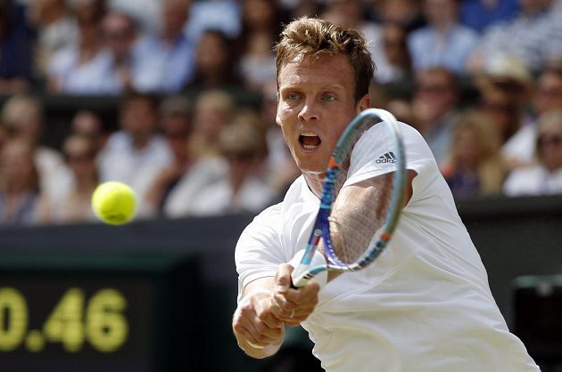 Tomáš Berdych v zápase s Němcem Alexandrem Zverevem ve třetím kole Wimbledonu.