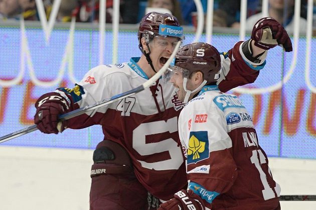 Střelec druhého gólu Sparty Jan Buchtele (vlevo) a jeho dvorní nahrávač Jaroslav Hlinka.