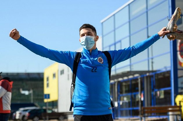 Sláva, jde se na trénink! Sparťan Srdjan Plavšič se opravdu těší...