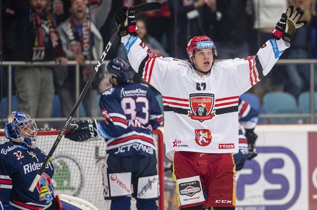 Střelec gólu Matej Paulovič z Hradce Králové oslavuje. Mountfield vyhrál nad Vítkovicemi jasně 4:1.