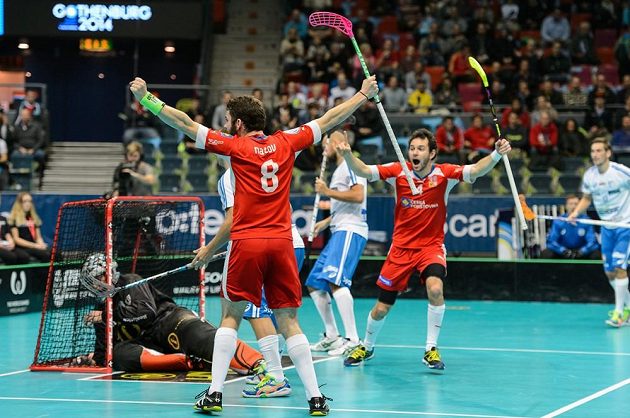 Jan Natov (vlevo) a Jiří Curney se radují z gólu do finské sítě.