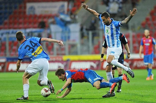 Plzeňský Václav Pilař padá mezi boleslavskými Antonínem Křapkou a Lukášem Magerou.