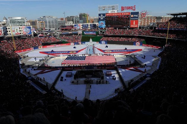 Nationals Park, dějiště Winter Classic 2015 mezi Washingtonem a Chicagem, při úvodní hymně.