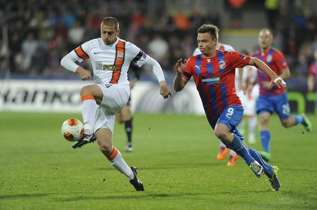 Stanislav Tecl z Plzně (vpravo) a Jaroslav Rakyckyj z Šachtaru v utkání Evropské ligy.