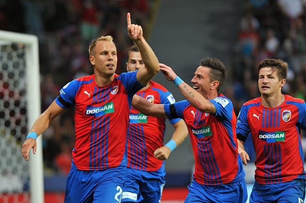 Plzeňský záložník Daniel Kolář (zcela vlevo) se raduje se spoluhráči z gólu proti Jablonci.