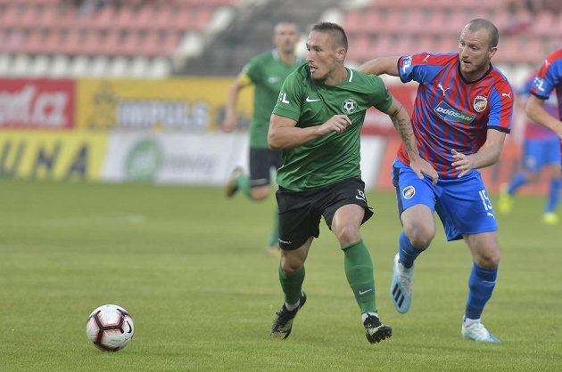Mihailo Cmiljanovic z Příbrami (vlevo) a Michael Krmenčík z Plzně během utkání 8. kola Fortuna ligy.