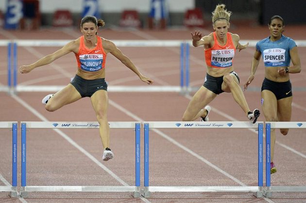 Zuzana Hejnová (vlevo) během závodu na 400 metrů překážek na Diamantové lize v Curychu.