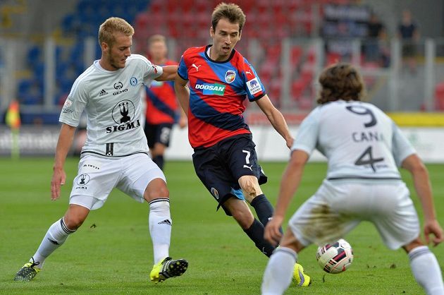 Uroš Radakovič (vlevo) z Olomouce a Tomáš Hořava z Plzně v utkání 5. kola Synot ligy.