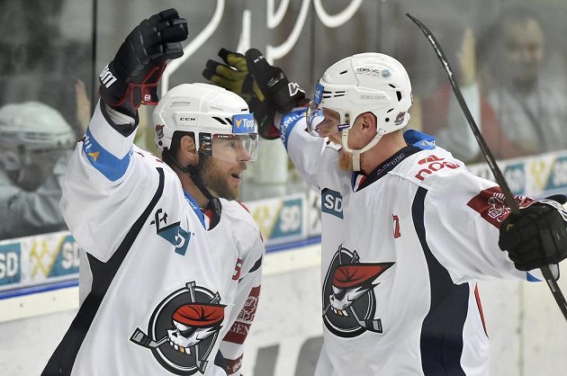 Zleva Radek Duda a Stanislav Dietz z Chomutova se radují. Piráti slaví v letošním ročníku extraligy první výhru.