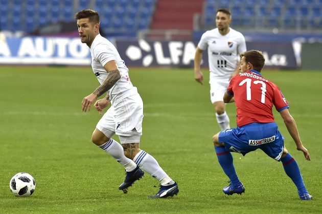 Martin Fillo z Baníku (vlevo) uniká s míčem, situaci sleduje Patrik Hrošovský z Plzně.