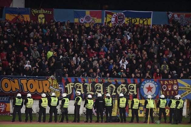 Fanoušci Sparty Praha během utkání základní skupiny Evropské ligy na stadiónu Pasienky v Bratislavě.