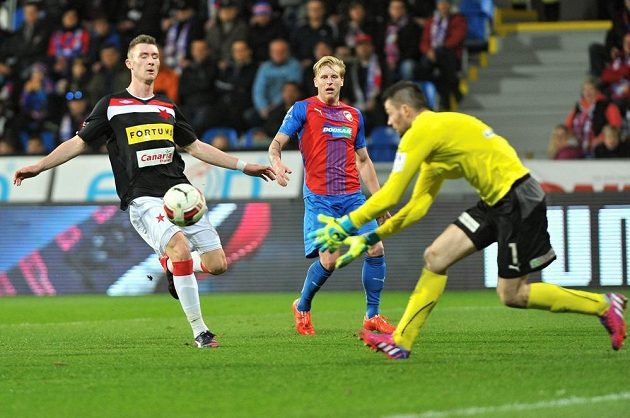 (Zleva) Jaromír Zmrhal ze Slavie, František Rajtoral z Plzně a brankář Západočechů Matúš Kozáčik.