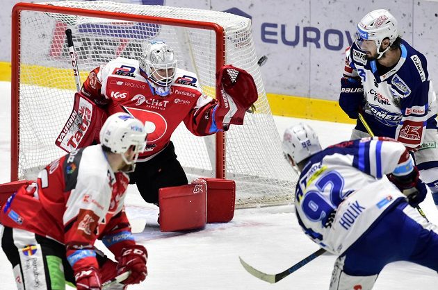 Zleva Rhett Holland z Pardubic, brankář Dynama Pavel Kantor a brněnští hokejisté Petr Holík a Martin Zaťovič.
