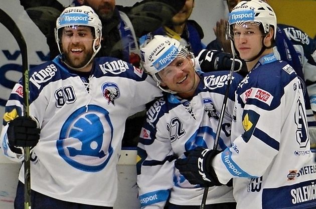 Plzeňští hokejisté se radují z gólu proti Pardubicím. Zleva Nicholas Johnson, Ondřej Kratěna a David Sklenička.